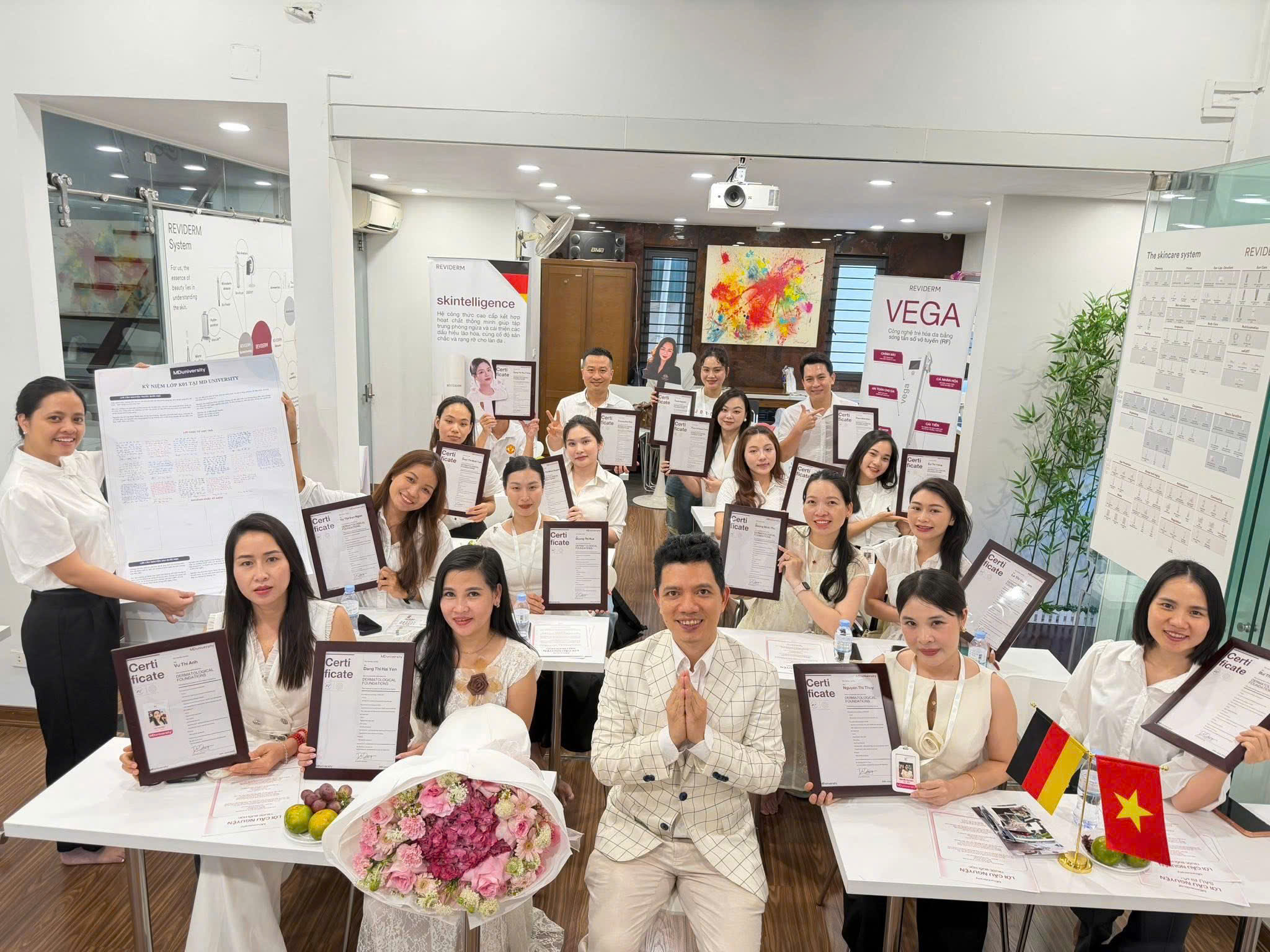 Khoảnh khắc học tập và gặp gỡ cùng tập thể đồng nghiệp